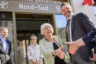 La conseillère fédérale Elisabeth Baume-Schneider (au centre) a visité mardi le centre médical "Nord-Sud" de Crissier (VD), appartenant à l'Ensemble hospitalier de la Côte (EHC). Keystone/LAURENT GILLIERON